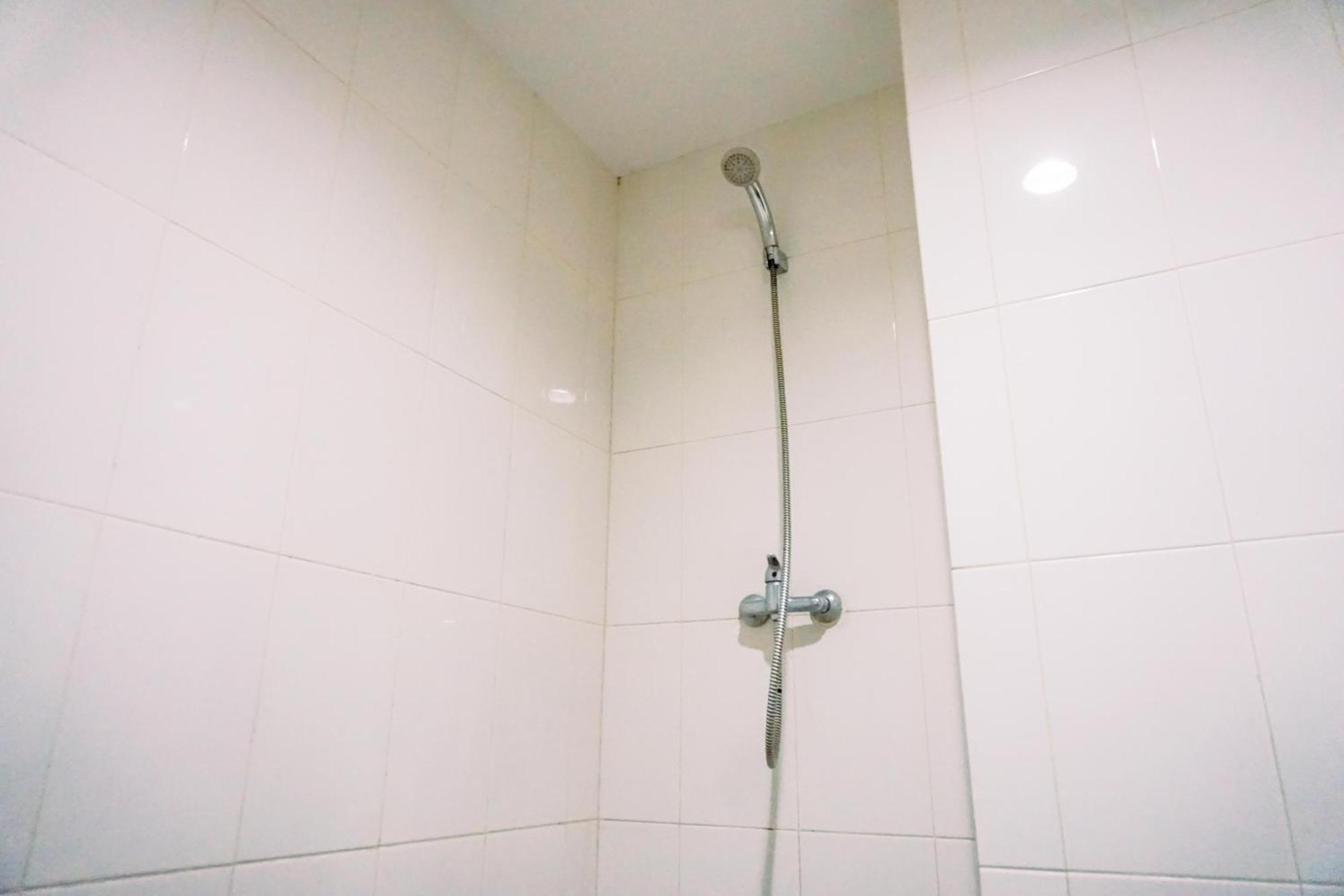 And Comfy At Ambassade Kuningan By Travelio
