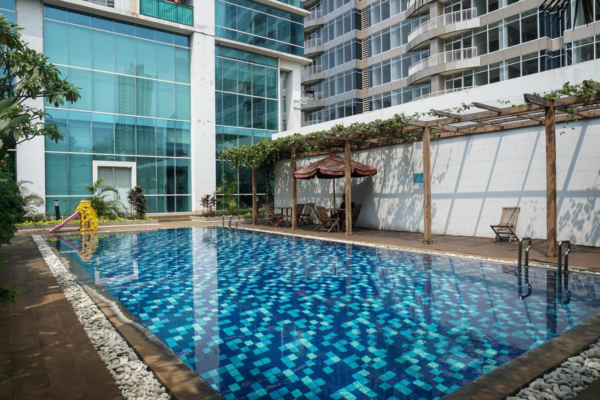 And Comfy At Ambassade Kuningan By Travelio * Jakarta